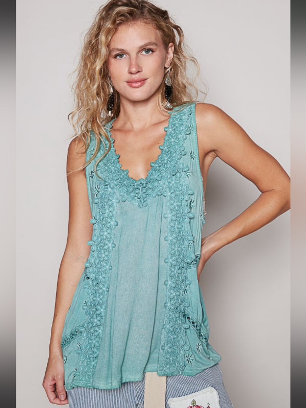 POL White Floral Lace V-Neck Tank Top - Picture 5 of 6